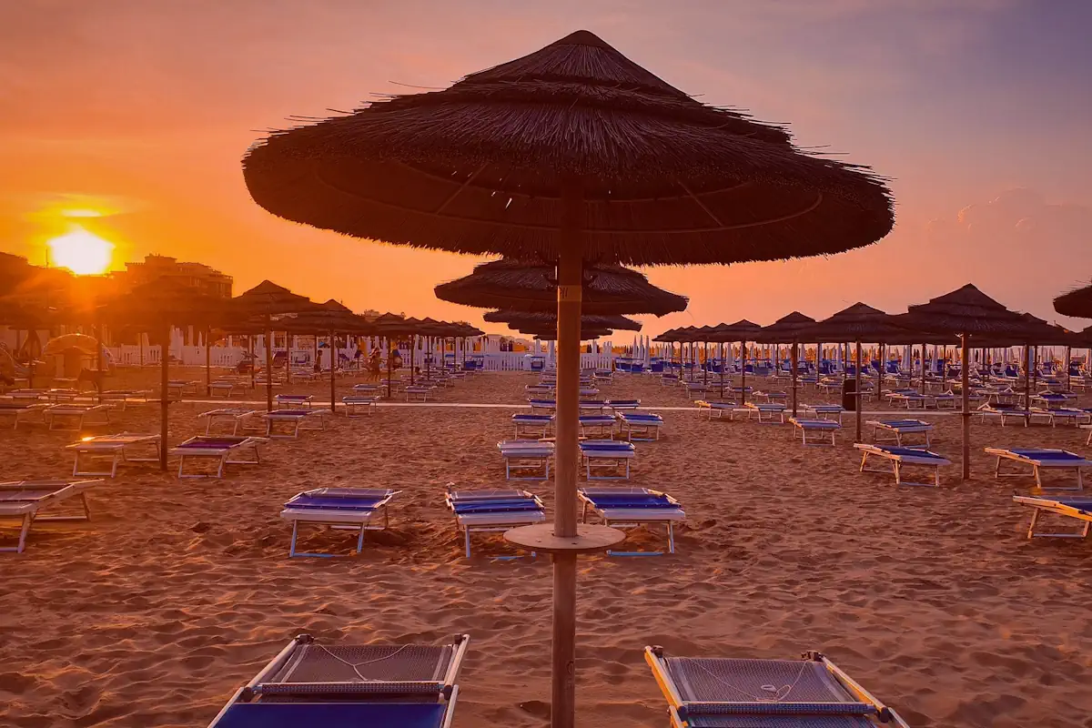 Traumhafter Urlaubsort am Meer mit Sonnenschirm